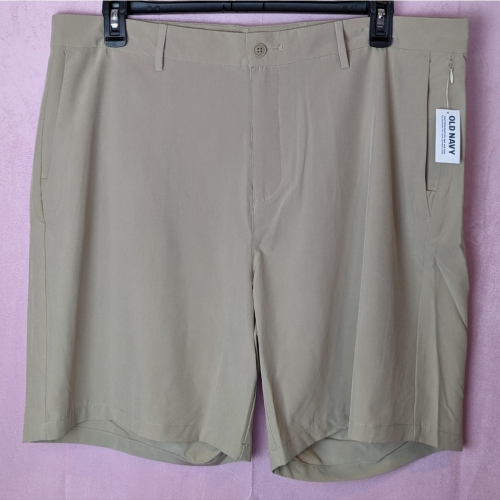 Old Navy Stretch Tech Go Dry Cool Ripstop Chino 7" Shorts size 40